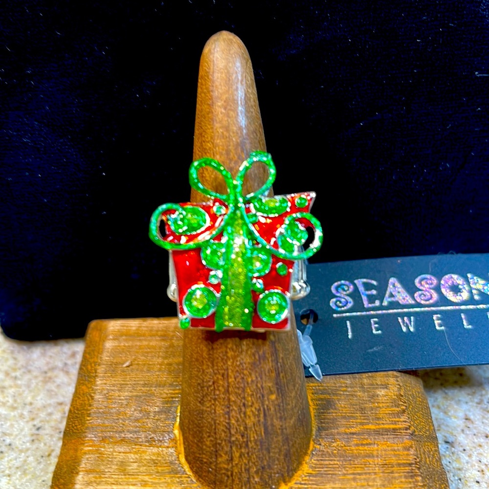 STRETCH PRESENT 🎁 RING R D/GREEN/SILVER COLOR.
